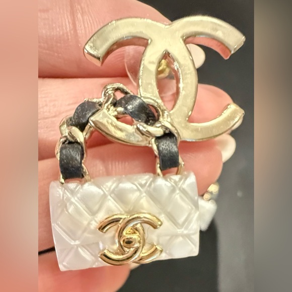 Chanel white signature flap bag dangling earrings. - Picture 2 of 10